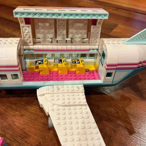 Lego Friends Heartlake City Airplane 41429 - Picture 5 of 8